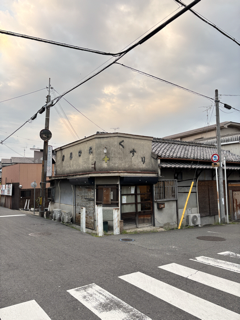 室内の様子、招き猫や棚が見える一角