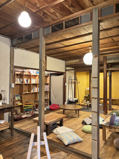 広々とした室内の様子、本棚や座卓が見える