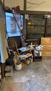 建物の外観、看板が見える